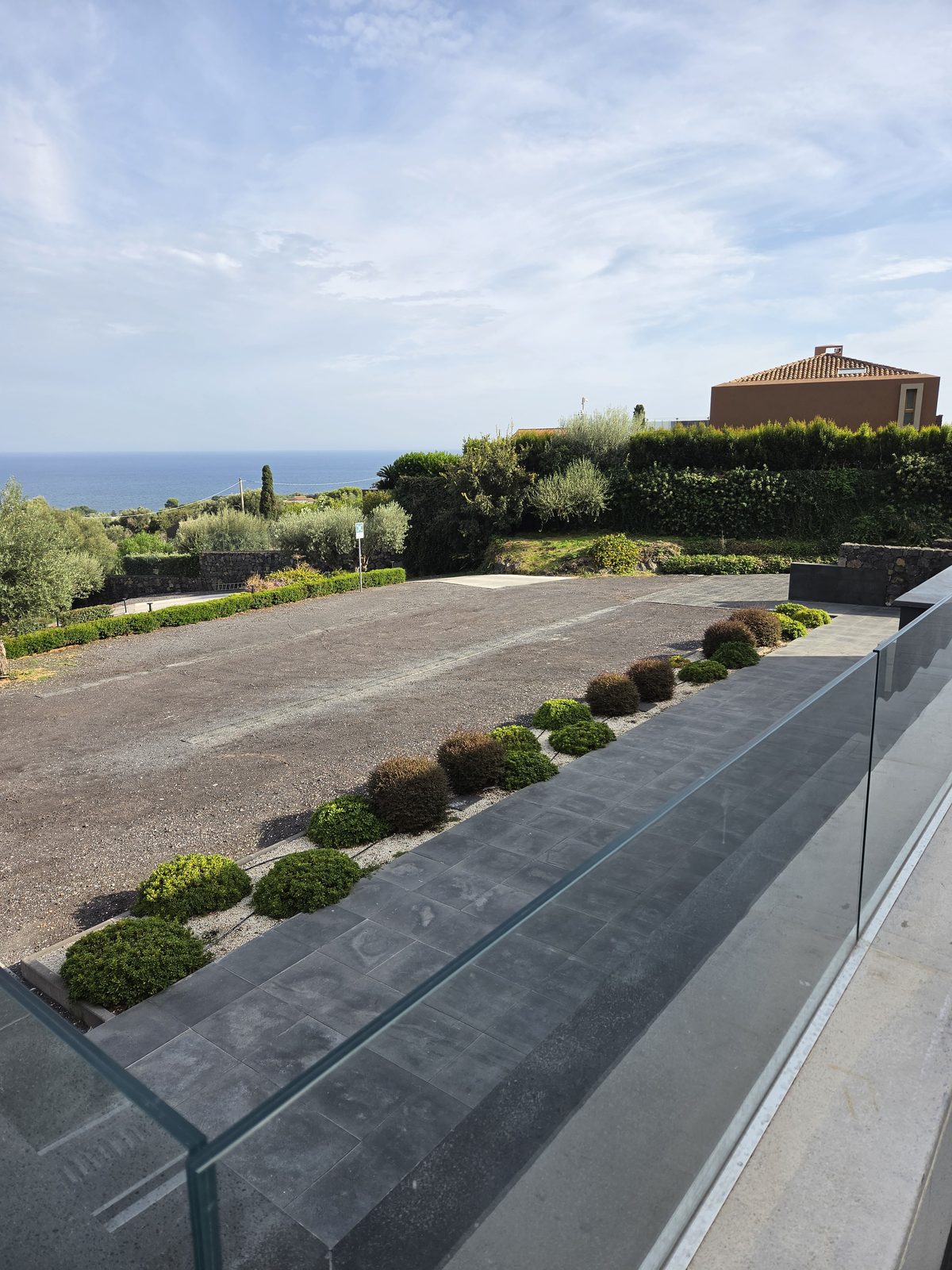 Lo spazio all'aperto della festa, con vista sul mare